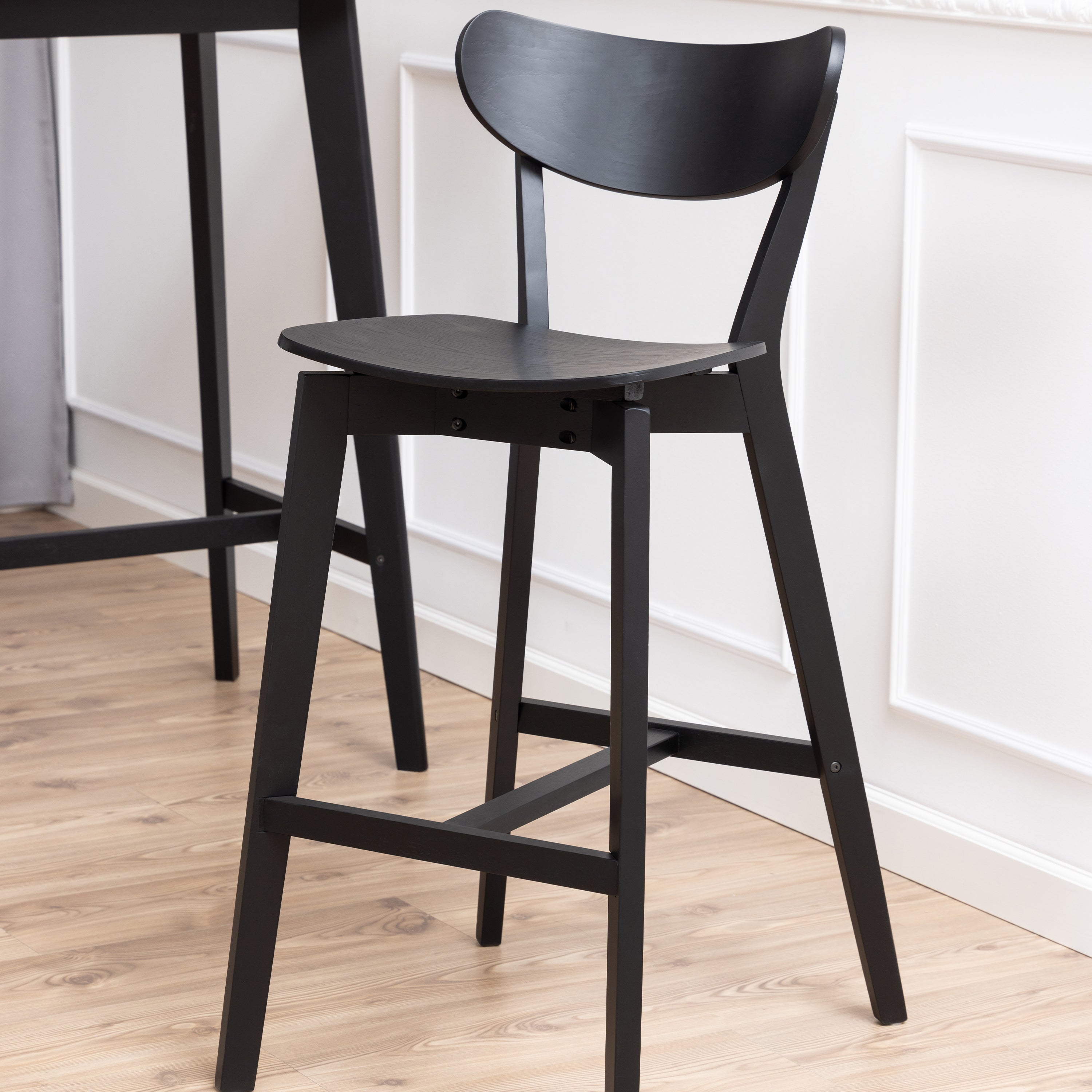 Roxby Bar Table in Black & Oak Included 4 Roxby Bar Stool in Black