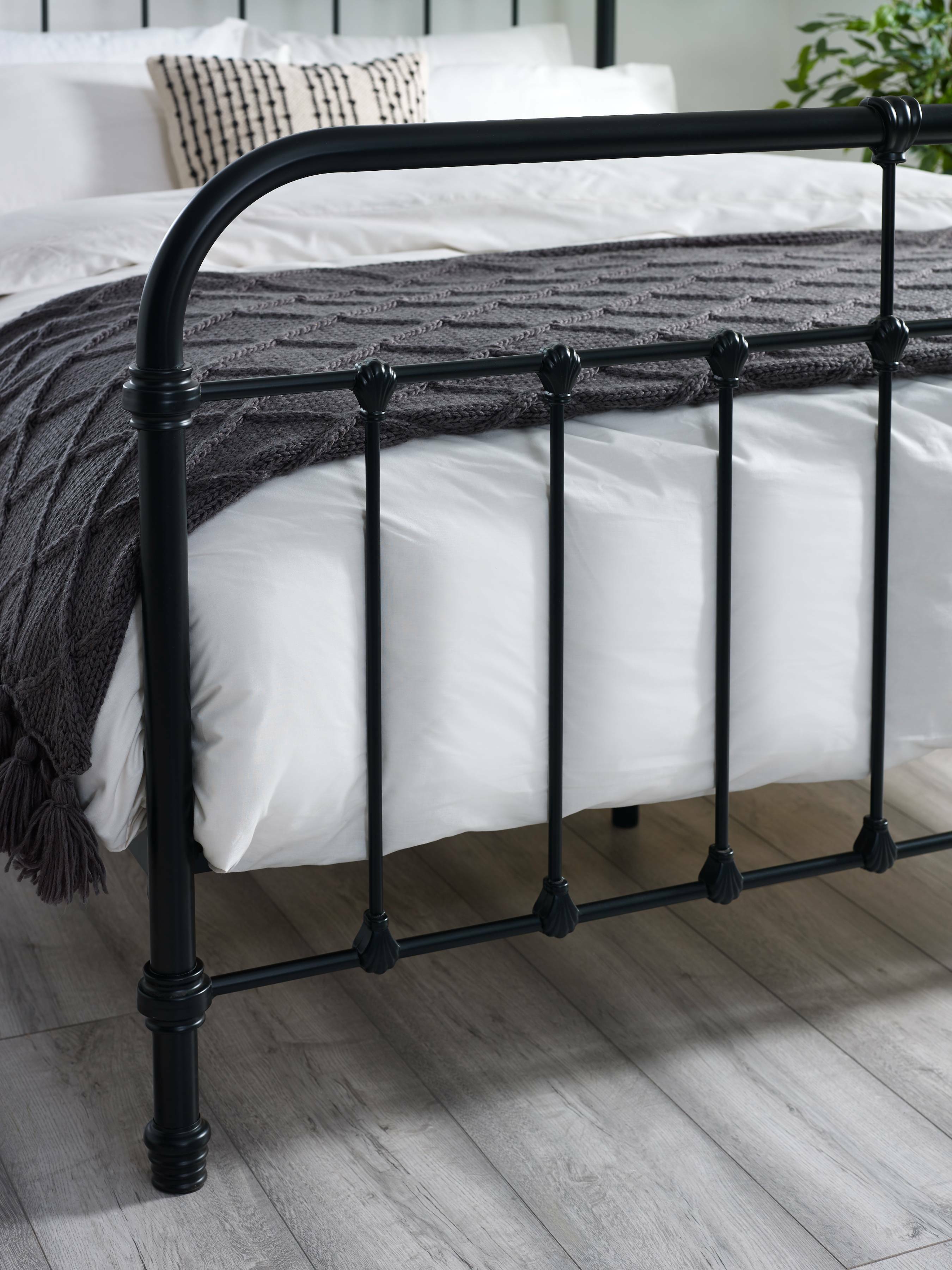 Logan Metal Bed