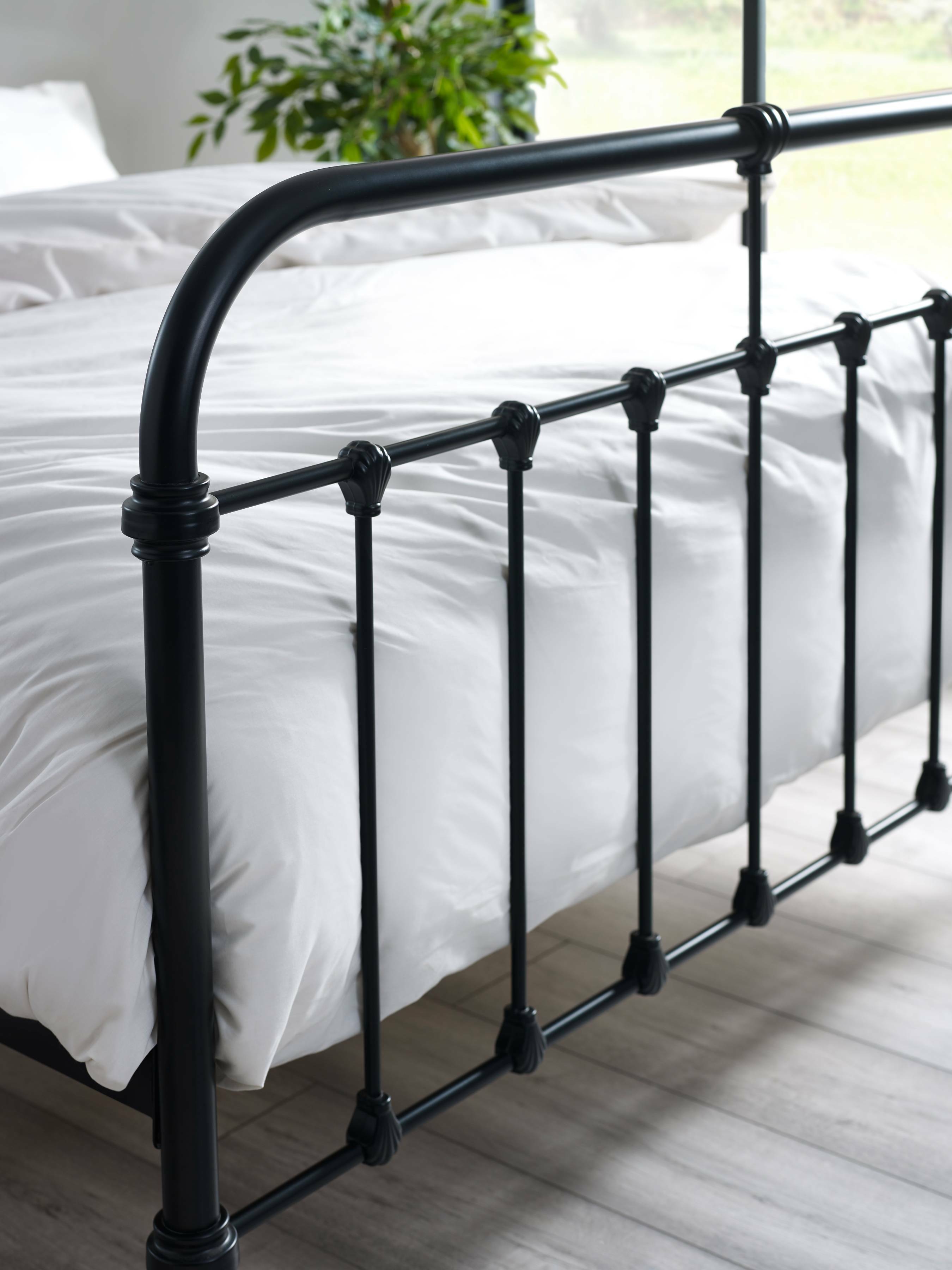 Logan Metal Bed
